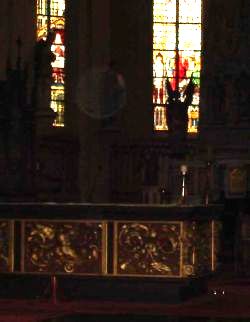 Orb und Altar in einer Kirche